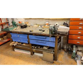 Egyedi készítésű satupad fémborítással, 4 fiókkal